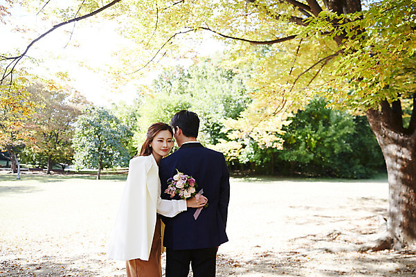 포토 JPG 주간 나무 커플 응시 여자 남자 행복 부케 안기 사랑 서기 미소 사람 초원 상반신 20대 성인 야외 두명 앞모습 옆모습 30대 한국인 가을 예복 설레임 올림픽공원 성인만 국내포토 자연요소 식물 시선 옷 계절 공원 감정 뷰포인트 꽃다발 관계 모션 서울 표정 동양인 청년 장년 파일형식