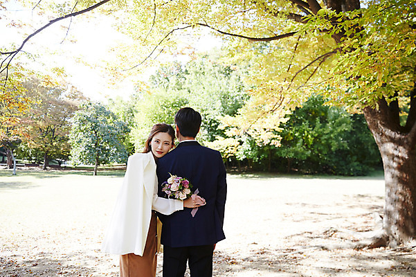 포토 JPG 주간 나무 커플 응시 여자 남자 행복 부케 안기 사랑 들기 사람 초원 상반신 20대 성인 야외 두명 앞모습 뒷모습 30대 한국인 가을 예복 설레임 올림픽공원 성인만 국내포토 자연요소 식물 시선 옷 계절 공원 감정 뷰포인트 꽃다발 관계 모션 서울 동양인 청년 장년 파일형식