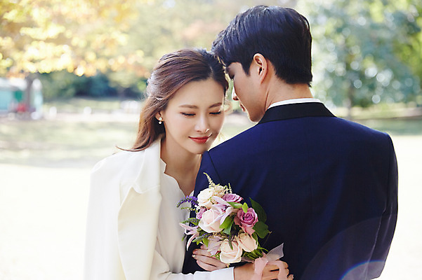 포토 JPG 주간 커플 응시 여자 남자 행복 부케 안기 사랑 미소 사람 상반신 20대 성인 야외 두명 앞모습 뒷모습 30대 한국인 가을 예복 설레임 올림픽공원 성인만 국내포토 자연요소 시선 옷 계절 공원 감정 뷰포인트 꽃다발 관계 모션 서울 표정 동양인 청년 장년 파일형식