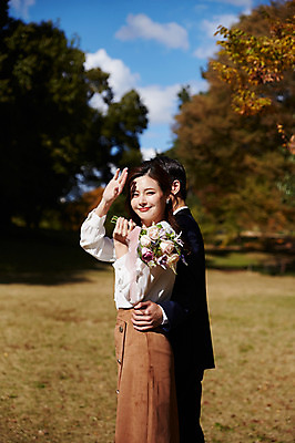 포토 JPG 주간 커플 응시 여자 남자 행복 부케 사랑 서기 미소 들기 사람 초원 상반신 20대 성인 야외 두명 옆모습 30대 한국인 가을 예복 설레임 눈부심 얼굴가리기 올림픽공원 성인만 국내포토 자연요소 시선 옷 계절 공원 감정 뷰포인트 꽃다발 관계 모션 서울 표정 동양인 청년 장년 가림 파일형식