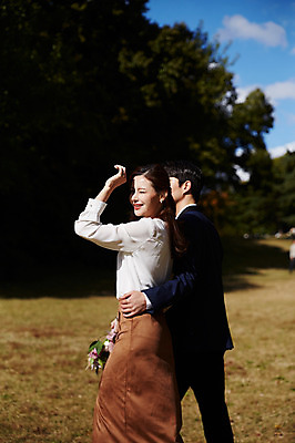 포토 JPG 주간 커플 여자 남자 행복 부케 허리손 사랑 미소 사람 초원 상반신 20대 성인 야외 두명 옆모습 30대 걷기 한국인 가을 예복 설레임 눈부심 올림픽공원 성인만 국내포토 자연요소 옷 계절 공원 감정 뷰포인트 꽃다발 포즈 관계 모션 서울 표정 동양인 청년 장년 파일형식 공공시설 꽃 한국 인종 식물 아시아 시설 나라