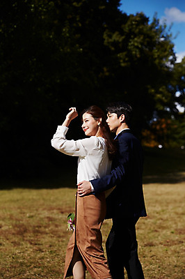 포토 JPG 주간 커플 응시 여자 남자 행복 부케 허리손 사랑 미소 사람 초원 상반신 20대 성인 야외 두명 옆모습 30대 걷기 한국인 가을 예복 설레임 눈부심 올림픽공원 성인만 국내포토 자연요소 시선 옷 계절 공원 감정 뷰포인트 꽃다발 포즈 관계 모션 서울 표정 동양인 청년 장년 파일형식