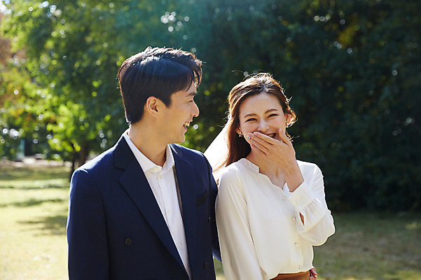 포토 JPG 주간 커플 응시 여자 남자 행복 사랑 웃음 사람 초원 상반신 20대 성인 야외 두명 옆모습 30대 한국인 가을 즐거움 예복 설레임 올림픽공원 성인만 국내포토 자연요소 시선 옷 계절 공원 감정 뷰포인트 관계 서울 표정 동양인 청년 장년 파일형식