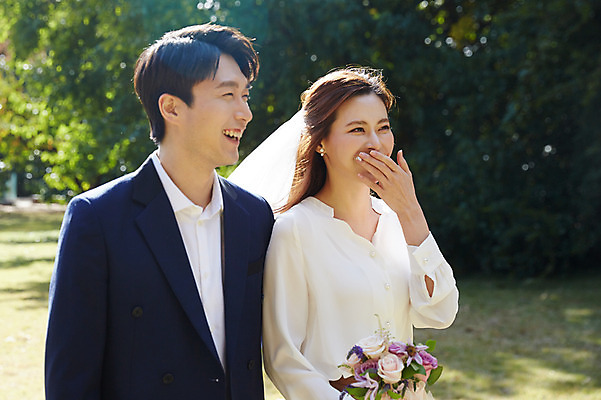 포토 자연요소 옷 계절 공원 감정 뷰포인트 꽃다발 관계 서울 표정 사람 동양인 청년 성인 결혼소품 파일형식 초원 면사포 부케 웃음 즐거움 옆모습 상반신 JPG 주간 야외 행복 설레임 사랑 한국인 커플 성인만 두명 여자 남자 예복 30대 20대 가을 올림픽공원 국내포토