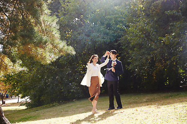 포토 JPG 주간 전신 나무 커플 여자 남자 행복 부케 사랑 미소 사람 초원 20대 성인 야외 두명 앞모습 옆모습 30대 손잡기 한국인 가을 춤 즐거움 예복 설레임 올림픽공원 성인만 국내포토 자연요소 식물 옷 계절 공원 감정 뷰포인트 꽃다발 관계 모션 문화예술 서울 표정 동양인 청년 장년 파일형식