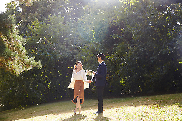 포토 JPG 주간 전신 나무 커플 응시 여자 남자 행복 부케 사랑 미소 사람 초원 20대 성인 야외 두명 앞모습 옆모습 30대 손잡기 한국인 가을 예복 설레임 올림픽공원 성인만 국내포토 자연요소 식물 시선 옷 계절 공원 감정 뷰포인트 꽃다발 관계 모션 서울 표정 동양인 청년 장년 파일형식