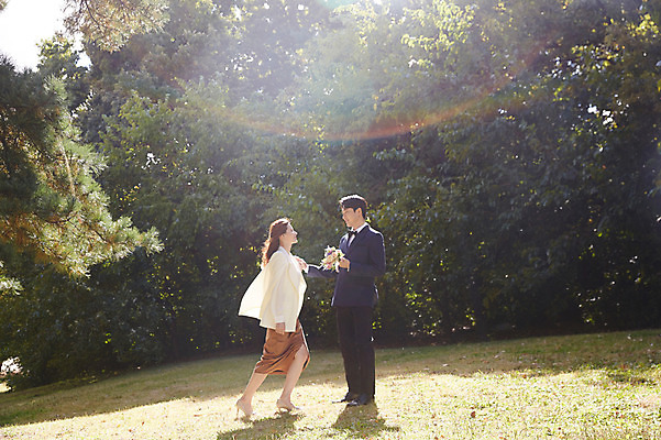 포토 JPG 주간 전신 나무 커플 응시 여자 남자 행복 부케 사랑 서기 미소 사람 초원 20대 성인 야외 두명 옆모습 30대 마주보기 한국인 가을 예복 설레임 올림픽공원 성인만 국내포토 자연요소 식물 시선 옷 계절 공원 감정 뷰포인트 꽃다발 관계 모션 서울 표정 동양인 청년 장년 파일형식