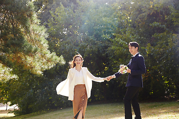 포토 JPG 주간 나무 커플 응시 여자 남자 행복 부케 사랑 미소 들기 사람 초원 상반신 20대 성인 야외 두명 앞모습 옆모습 30대 손잡기 한국인 가을 예복 설레임 올림픽공원 성인만 국내포토 자연요소 식물 시선 옷 계절 공원 감정 뷰포인트 꽃다발 관계 모션 서울 표정 동양인 청년 장년 파일형식