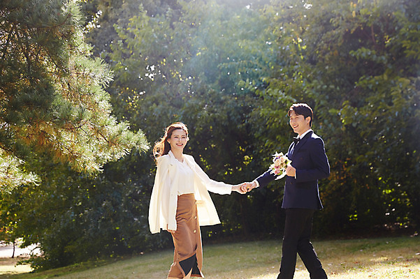 포토 JPG 주간 나무 커플 응시 여자 남자 행복 부케 사랑 미소 웃음 사람 초원 상반신 20대 성인 야외 두명 옆모습 30대 손잡기 기쁨 한국인 가을 예복 설레임 올림픽공원 성인만 국내포토 자연요소 식물 시선 옷 계절 공원 감정 뷰포인트 꽃다발 관계 모션 서울 표정 동양인 청년 장년 파일형식