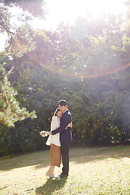 포토 JPG 주간 전신 나무 커플 여자 남자 행복 부케 안기 포옹 사랑 미소 들기 사람 초원 20대 성인 야외 두명 옆모습 30대 빛 한국인 가을 언덕 예복 설레임 올림픽공원 성인만 국내포토 자연요소 식물 옷 계절 공원 감정 뷰포인트 꽃다발 관계 모션 서울 표정 동양인 청년 장년 파일형식