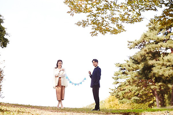 포토 JPG 주간 전신 나무 커플 응시 여자 남자 행복 사랑 서기 들기 사람 초원 20대 성인 야외 두명 앞모습 옆모습 30대 한국인 가을 하트 언덕 예복 설레임 가랜드 올림픽공원 성인만 국내포토 자연요소 모양 식물 시선 옷 계절 공원 감정 뷰포인트 관계 모션 서울 동양인 청년 장년 파티용품 파일형식