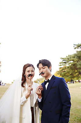 포토 JPG 주간 커플 응시 여자 남자 행복 장난 면사포 사랑 미소 들기 사람 초원 상반신 20대 성인 야외 두명 앞모습 30대 한국인 가을 콧수염 즐거움 예복 설레임 올림픽공원 성인만 국내포토 자연요소 시선 옷 계절 공원 감정 뷰포인트 관계 모션 수염 서울 표정 동양인 청년 장년 결혼소품 파일형식 공공시설 결혼 한국 인종 오브젝트 아시아 이벤트 시설 나라