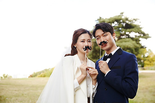 포토 JPG 주간 커플 응시 여자 남자 행복 사랑 서기 미소 들기 사람 초원 상반신 20대 성인 야외 두명 옆모습 30대 한국인 가을 콧수염 예복 설레임 올림픽공원 성인만 국내포토 자연요소 시선 옷 계절 공원 감정 뷰포인트 관계 모션 수염 서울 표정 동양인 청년 장년 파일형식