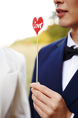 포토 JPG 주간 손 커플 응시 여자 남자 행복 사랑 들기 사람 근접촬영 상반신 20대 성인 야외 두명 앞모습 신체부위 30대 한국인 가을 하트 예복 설레임 올림픽공원 성인만 국내포토 자연요소 모양 시선 옷 계절 공원 감정 뷰포인트 관계 모션 서울 동양인 청년 장년 파일형식