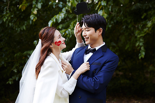 포토 JPG 주간 커플 여자 남자 행복 장난 면사포 사랑 웃음 들기 사람 상반신 20대 성인 야외 두명 옆모습 30대 한국인 가을 하트 즐거움 예복 설레임 올림픽공원 성인만 국내포토 자연요소 모양 옷 계절 공원 감정 뷰포인트 관계 모션 서울 표정 동양인 청년 장년 결혼소품 파일형식