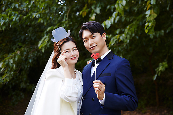 포토 JPG 주간 커플 응시 여자 남자 행복 면사포 사랑 미소 들기 사람 상반신 20대 성인 야외 두명 옆모습 30대 한국인 가을 나뭇가지 하트 예복 설레임 올림픽공원 성인만 국내포토 자연요소 모양 나무 시선 옷 계절 공원 감정 뷰포인트 관계 모션 서울 표정 동양인 청년 장년 결혼소품 파일형식