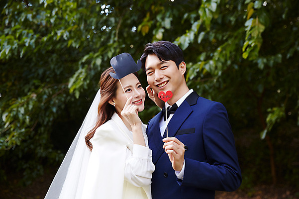 포토 JPG 주간 커플 여자 남자 행복 면사포 사랑 웃음 들기 사람 상반신 20대 성인 야외 두명 옆모습 30대 한국인 가을 하트 즐거움 예복 설레임 올림픽공원 성인만 국내포토 자연요소 모양 옷 계절 공원 감정 뷰포인트 관계 모션 서울 표정 동양인 청년 장년 결혼소품 파일형식