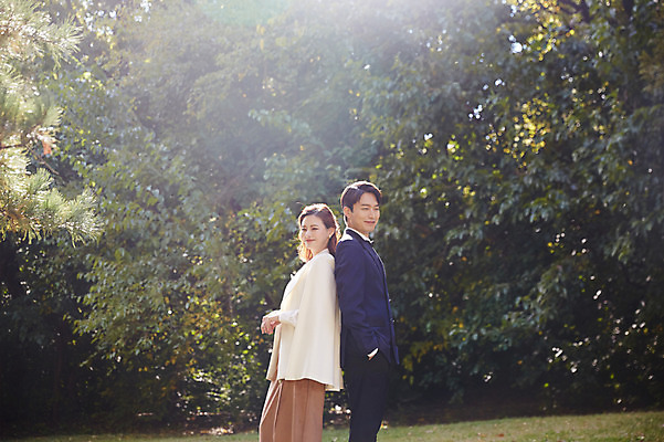 포토 JPG 주간 나무 커플 응시 여자 남자 행복 사랑 미소 사람 잔디 상반신 20대 성인 야외 두명 옆모습 30대 한국인 등맞대기 가을 예복 설레임 올림픽공원 성인만 국내포토 자연요소 식물 시선 옷 계절 공원 감정 뷰포인트 관계 모션 서울 표정 동양인 청년 장년 파일형식