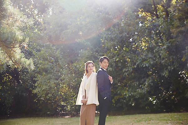 포토 JPG 주간 나무 커플 응시 여자 남자 행복 사랑 서기 미소 사람 잔디 상반신 20대 성인 야외 두명 옆모습 30대 한국인 등맞대기 가을 예복 설레임 올림픽공원 성인만 국내포토 자연요소 식물 시선 옷 계절 공원 감정 뷰포인트 관계 모션 서울 표정 동양인 청년 장년 파일형식