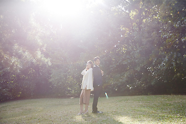 포토 JPG 주간 전신 나무 커플 여자 남자 행복 사랑 서기 사람 잔디 20대 성인 야외 두명 옆모습 30대 빛 한국인 등맞대기 가을 예복 설레임 올림픽공원 성인만 국내포토 자연요소 식물 옷 계절 공원 감정 뷰포인트 관계 모션 서울 동양인 청년 장년 파일형식