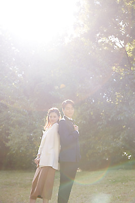 포토 JPG 주간 나무 커플 응시 여자 남자 행복 사랑 서기 사람 잔디 상반신 20대 성인 야외 두명 옆모습 30대 빛 한국인 등맞대기 가을 예복 설레임 올림픽공원 성인만 국내포토 자연요소 식물 시선 옷 계절 공원 감정 뷰포인트 관계 모션 서울 동양인 청년 장년 파일형식