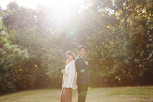 포토 JPG 주간 나무 커플 응시 여자 남자 행복 사랑 서기 미소 사람 잔디 상반신 20대 성인 야외 두명 옆모습 30대 빛 한국인 등맞대기 가을 예복 설레임 올림픽공원 성인만 국내포토 자연요소 식물 시선 옷 계절 공원 감정 뷰포인트 관계 모션 서울 표정 동양인 청년 장년 파일형식