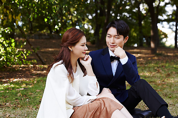 포토 JPG 주간 커플 응시 공원 여자 남자 행복 자연 사랑 미소 사람 앉기 잔디 상반신 20대 성인 야외 두명 옆모습 30대 한국인 가을 예복 설레임 올림픽공원 성인만 국내포토 자연요소 식물 시선 옷 계절 공공시설 감정 뷰포인트 관계 모션 서울 표정 동양인 청년 장년 생태계 파일형식