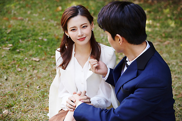 포토 JPG 주간 커플 응시 여자 남자 행복 사랑 미소 사람 앉기 잔디 상반신 20대 성인 야외 두명 옆모습 30대 손잡기 한국인 가을 예복 설레임 올림픽공원 성인만 국내포토 자연요소 식물 시선 옷 계절 공원 감정 뷰포인트 관계 모션 서울 표정 동양인 청년 장년 파일형식