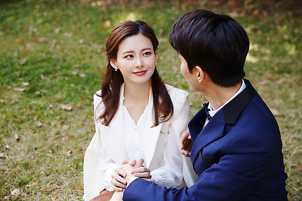 포토 JPG 주간 커플 응시 여자 남자 행복 사랑 미소 사람 앉기 잔디 상반신 20대 성인 야외 두명 옆모습 30대 마주보기 손잡기 한국인 가을 예복 설레임 올림픽공원 성인만 국내포토 자연요소 식물 시선 옷 계절 공원 감정 뷰포인트 관계 모션 서울 표정 동양인 청년 장년 파일형식