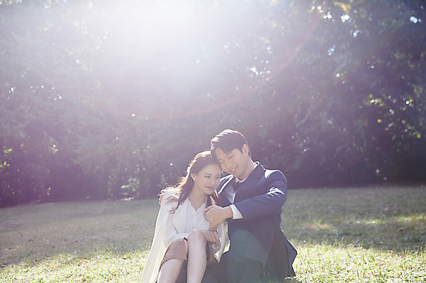 포토 JPG 주간 나무 커플 응시 여자 남자 행복 사랑 미소 사람 앉기 잔디 상반신 20대 성인 야외 두명 앞모습 30대 빛 손잡기 기댐 한국인 가을 예복 설레임 올림픽공원 성인만 머리맞대기 국내포토 자연요소 식물 시선 옷 계절 공원 감정 뷰포인트 관계 모션 서울 표정 동양인 청년 장년 파일형식