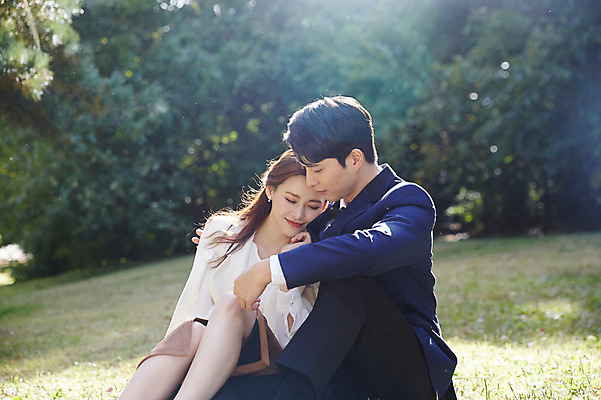 포토 JPG 주간 나무 커플 여자 남자 행복 사랑 미소 사람 앉기 잔디 상반신 20대 성인 야외 두명 옆모습 30대 눈감음 기댐 한국인 가을 예복 설레임 올림픽공원 성인만 국내포토 자연요소 식물 옷 계절 공원 감정 뷰포인트 관계 모션 서울 표정 동양인 청년 장년 파일형식 공공시설 한국 인종 아시아 시설 나라