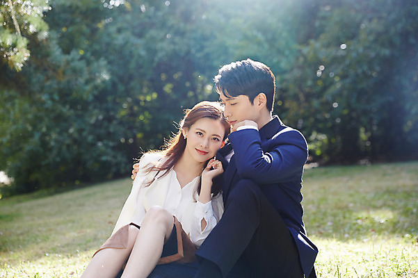 포토 JPG 주간 나무 커플 응시 여자 남자 행복 사랑 미소 사람 앉기 잔디 상반신 20대 성인 야외 두명 옆모습 30대 기댐 한국인 가을 예복 설레임 올림픽공원 성인만 국내포토 자연요소 식물 시선 옷 계절 공원 감정 뷰포인트 관계 모션 서울 표정 동양인 청년 장년 파일형식