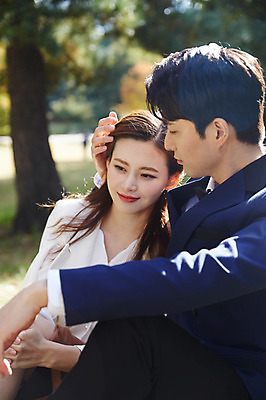 포토 JPG 주간 커플 응시 여자 남자 행복 사랑 미소 사람 앉기 잔디 상반신 20대 성인 야외 두명 옆모습 30대 기댐 만지기 한국인 가을 예복 설레임 올림픽공원 성인만 국내포토 자연요소 식물 시선 옷 계절 공원 감정 뷰포인트 관계 모션 서울 표정 동양인 청년 장년 파일형식