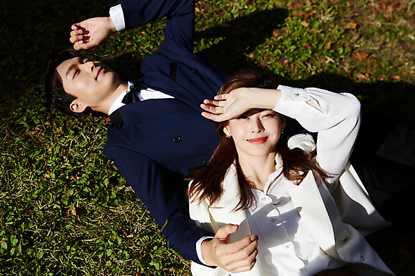 포토 JPG 주간 커플 응시 여자 남자 행복 사랑 미소 사람 잔디 상반신 20대 성인 야외 두명 30대 눕기 한국인 가을 예복 설레임 눈부심 얼굴가리기 올림픽공원 성인만 국내포토 자연요소 식물 시선 옷 계절 공원 감정 관계 모션 서울 표정 동양인 청년 장년 가림 파일형식