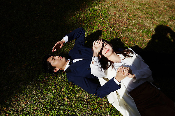 포토 JPG 주간 커플 여자 남자 행복 사랑 사람 잔디 상반신 20대 성인 야외 두명 30대 눕기 손잡기 한국인 가을 예복 설레임 눈부심 얼굴가리기 올림픽공원 성인만 국내포토 자연요소 식물 옷 계절 공원 감정 관계 모션 서울 동양인 청년 장년 가림 파일형식