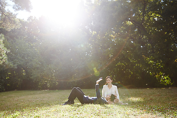 포토 JPG 주간 전신 나무 커플 응시 여자 남자 행복 사랑 사람 앉기 잔디 20대 성인 야외 두명 앞모습 옆모습 30대 눕기 손들기 한국인 가을 예복 설레임 눈부심 무릎베개 올림픽공원 성인만 국내포토 자연요소 식물 시선 옷 계절 공원 감정 뷰포인트 관계 모션 서울 동양인 청년 장년 파일형식