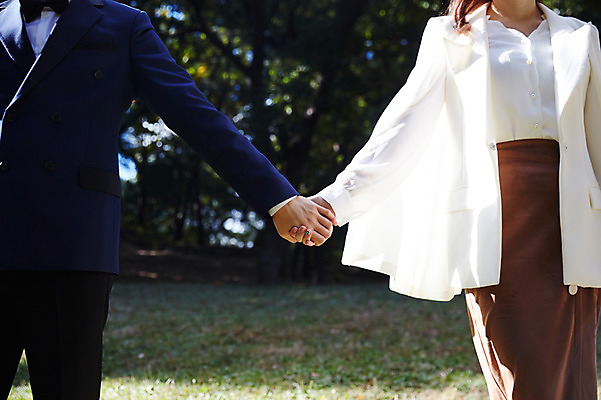 포토 JPG 주간 손 커플 여자 남자 행복 사랑 사람 초원 상반신 20대 성인 야외 두명 앞모습 신체부위 30대 손잡기 한국인 가을 예복 설레임 올림픽공원 성인만 국내포토 자연요소 옷 계절 공원 감정 뷰포인트 관계 모션 서울 동양인 청년 장년 파일형식