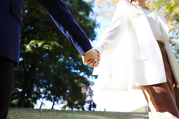 포토 JPG 주간 손 커플 공원 여자 남자 행복 로우앵글 사랑 사람 상반신 20대 성인 야외 두명 옆모습 신체부위 30대 손잡기 산책 한국인 가을 예복 설레임 올림픽공원 성인만 국내포토 자연요소 옷 계절 공공시설 감정 뷰포인트 관계 모션 휴식 서울 동양인 청년 장년 파일형식