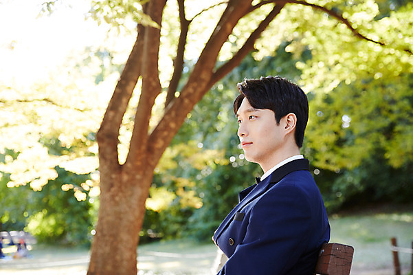 포토 JPG 주간 나무 응시 공원 남자 신랑 결혼 벤치 한명 사람 앉기 정장 턱시도 상반신 20대 성인 야외 옆모습 한국인 가을 예복 올림픽공원 성인남자한명만 국내포토 자연요소 식물 1 시선 옷 계절 공공시설 뷰포인트 의자 모션 서울 동양인 이벤트 청년 남자한명만 성인남자만 파일형식