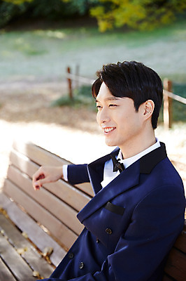 포토 JPG 주간 응시 공원 남자 신랑 결혼 벤치 한명 미소 사람 앉기 정장 턱시도 상반신 20대 성인 야외 옆모습 한국인 가을 예복 올림픽공원 성인남자한명만 국내포토 자연요소 1 시선 옷 계절 공공시설 뷰포인트 의자 모션 서울 표정 동양인 이벤트 청년 남자한명만 성인남자만 파일형식