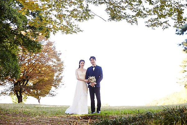 포토 JPG 주간 전신 나무 커플 응시 여자 남자 행복 부케 웨딩드레스 결혼 사랑 미소 사람 정장 턱시도 초원 20대 성인 야외 두명 앞모습 30대 팔짱 한국인 가을 예복 설레임 올림픽공원 성인만 국내포토 자연요소 식물 시선 드레스 옷 계절 공원 감정 뷰포인트 꽃다발 관계 모션 서울 표정 동양인 이벤트 청년 장년 파일형식