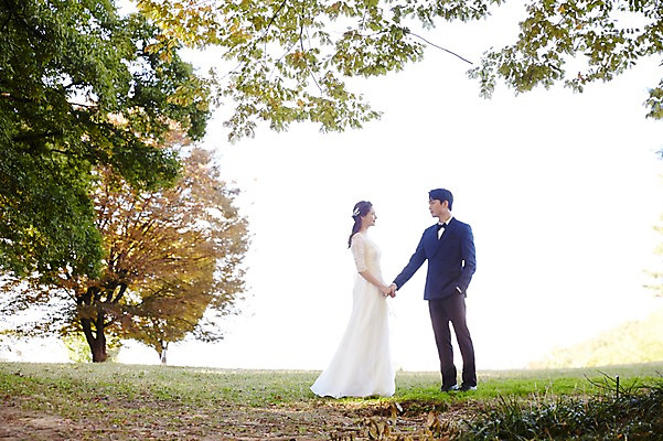 포토 JPG 주간 전신 나무 커플 응시 여자 남자 행복 웨딩드레스 결혼 사랑 미소 사람 정장 턱시도 초원 20대 성인 야외 두명 옆모습 30대 마주보기 손잡기 한국인 가을 주머니손 예복 설레임 신랑신부 올림픽공원 성인만 국내포토 자연요소 식물 시선 드레스 옷 계절 공원 감정 신부_웨딩 뷰포인트 신랑 관계 모션 서울 표정 동양인 이벤트 청년 장년 파일형식