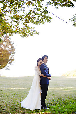 포토 JPG 주간 전신 커플 여자 남자 행복 웨딩드레스 결혼 안기 사랑 서기 미소 사람 정장 턱시도 초원 20대 성인 야외 두명 옆모습 30대 손잡기 기댐 한국인 가을 나뭇가지 백허그 설레임 신랑신부 올림픽공원 성인만 국내포토 자연요소 나무 드레스 옷 계절 공원 감정 신부_웨딩 뷰포인트 신랑 관계 모션 포옹 서울 표정 동양인 이벤트 청년 장년 파일형식