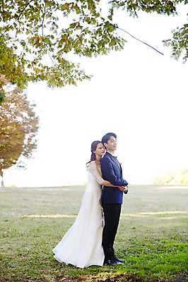 포토 JPG 주간 전신 나무 커플 응시 여자 남자 행복 웨딩드레스 결혼 사랑 서기 미소 사람 정장 턱시도 초원 20대 성인 야외 두명 옆모습 30대 손잡기 한국인 가을 백허그 설레임 신랑신부 올림픽공원 성인만 국내포토 자연요소 식물 시선 드레스 옷 계절 공원 감정 신부_웨딩 뷰포인트 신랑 관계 모션 포옹 서울 표정 동양인 이벤트 청년 장년 파일형식
