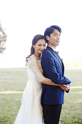 포토 JPG 주간 커플 응시 여자 남자 행복 웨딩드레스 결혼 사랑 서기 미소 사람 정장 턱시도 초원 상반신 20대 성인 야외 두명 옆모습 30대 손잡기 한국인 가을 백허그 설레임 신랑신부 올림픽공원 성인만 국내포토 자연요소 시선 드레스 옷 계절 공원 감정 신부_웨딩 뷰포인트 신랑 관계 모션 포옹 서울 표정 동양인 이벤트 청년 장년 파일형식