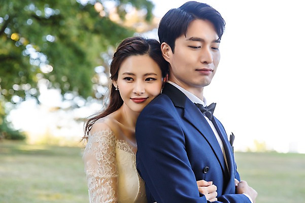 포토 JPG 주간 커플 응시 여자 남자 행복 웨딩드레스 결혼 사랑 미소 사람 정장 턱시도 초원 상반신 20대 성인 야외 두명 옆모습 30대 기댐 한국인 가을 백허그 설레임 신랑신부 올림픽공원 성인만 국내포토 자연요소 시선 드레스 옷 계절 공원 감정 신부_웨딩 뷰포인트 신랑 관계 모션 포옹 서울 표정 동양인 이벤트 청년 장년 파일형식