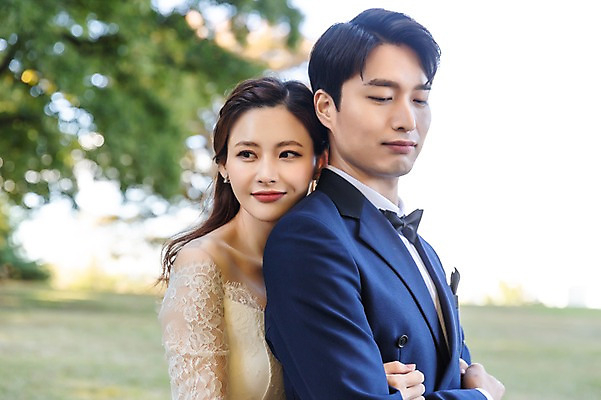 포토 JPG 주간 커플 응시 여자 남자 행복 웨딩드레스 결혼 사랑 미소 사람 정장 턱시도 초원 상반신 20대 성인 야외 두명 옆모습 30대 한국인 가을 백허그 설레임 신랑신부 올림픽공원 성인만 국내포토 자연요소 시선 드레스 옷 계절 공원 감정 신부_웨딩 뷰포인트 신랑 관계 포옹 서울 표정 동양인 이벤트 청년 장년 파일형식