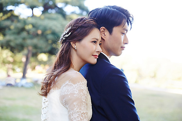 포토 JPG 주간 커플 응시 여자 남자 행복 웨딩드레스 결혼 사랑 미소 사람 정장 턱시도 초원 상반신 20대 성인 야외 두명 옆모습 30대 기댐 한국인 가을 설레임 신랑신부 올림픽공원 성인만 국내포토 자연요소 시선 드레스 옷 계절 공원 감정 신부_웨딩 뷰포인트 신랑 관계 모션 서울 표정 동양인 이벤트 청년 장년 파일형식