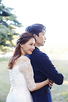 포토 JPG 주간 커플 응시 여자 남자 행복 웨딩드레스 결혼 안기 사랑 미소 사람 정장 턱시도 초원 상반신 20대 성인 야외 두명 옆모습 30대 손잡기 한국인 가을 백허그 설레임 신랑신부 올림픽공원 성인만 국내포토 자연요소 시선 드레스 옷 계절 공원 감정 신부 뷰포인트 신랑 관계 모션 포옹 서울 표정 동양인 이벤트 청년 장년 파일형식 공공시설 한국 인종 아시아 시설 나라