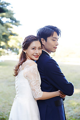 포토 JPG 주간 커플 응시 여자 남자 행복 웨딩드레스 결혼 안기 사랑 서기 미소 사람 정장 턱시도 초원 상반신 20대 성인 야외 두명 옆모습 30대 손잡기 한국인 가을 백허그 설레임 신랑신부 올림픽공원 성인만 국내포토 자연요소 시선 드레스 옷 계절 공원 감정 신부_웨딩 뷰포인트 신랑 관계 모션 포옹 서울 표정 동양인 이벤트 청년 장년 파일형식